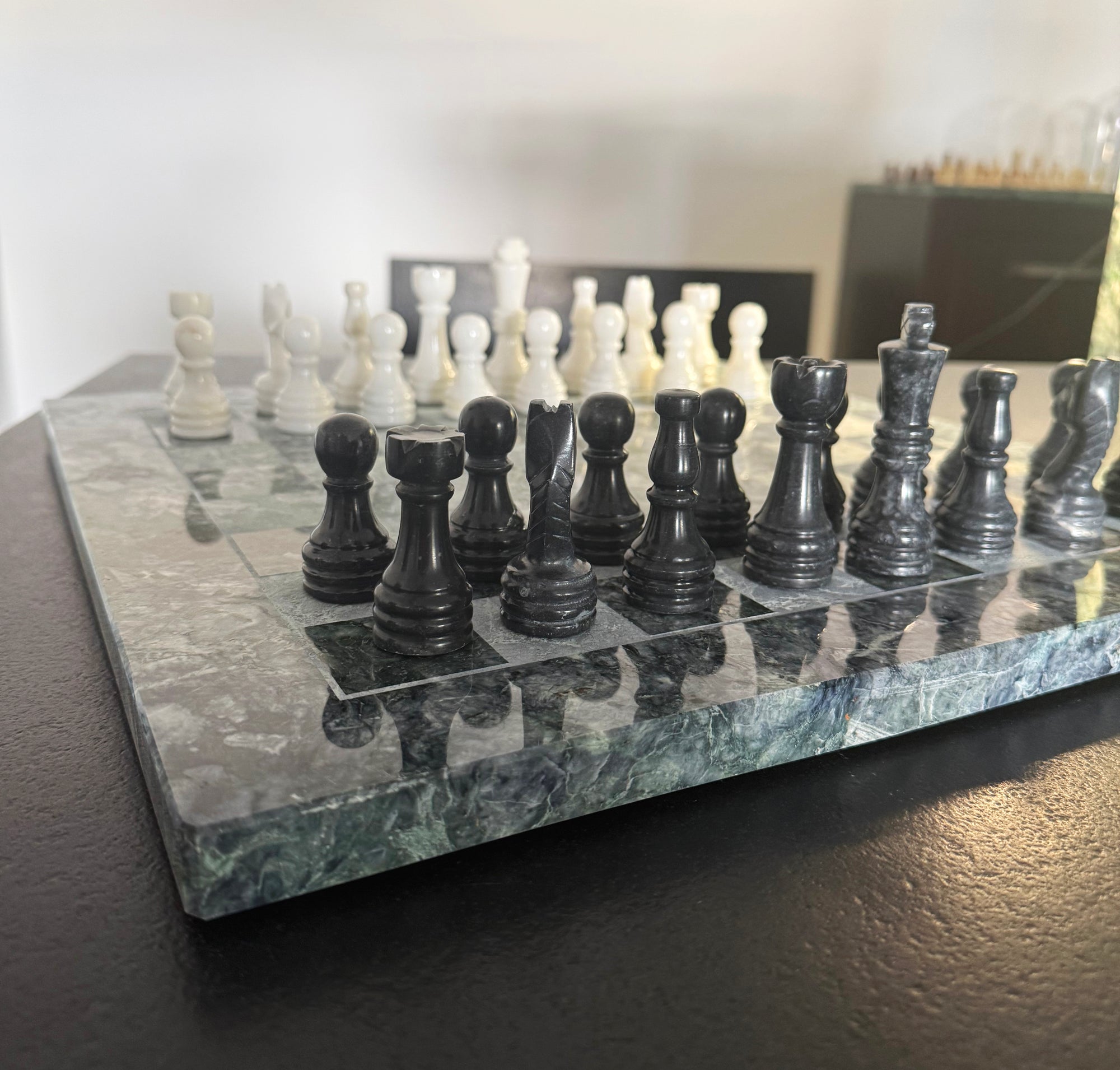 Échiquier en Vert d’Orezza – Pièces sculptées